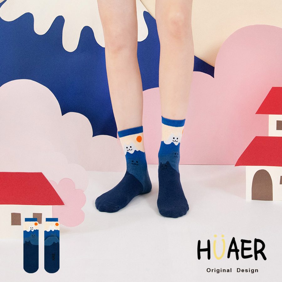 HUAER 漸層富士山貓咪中筒襪